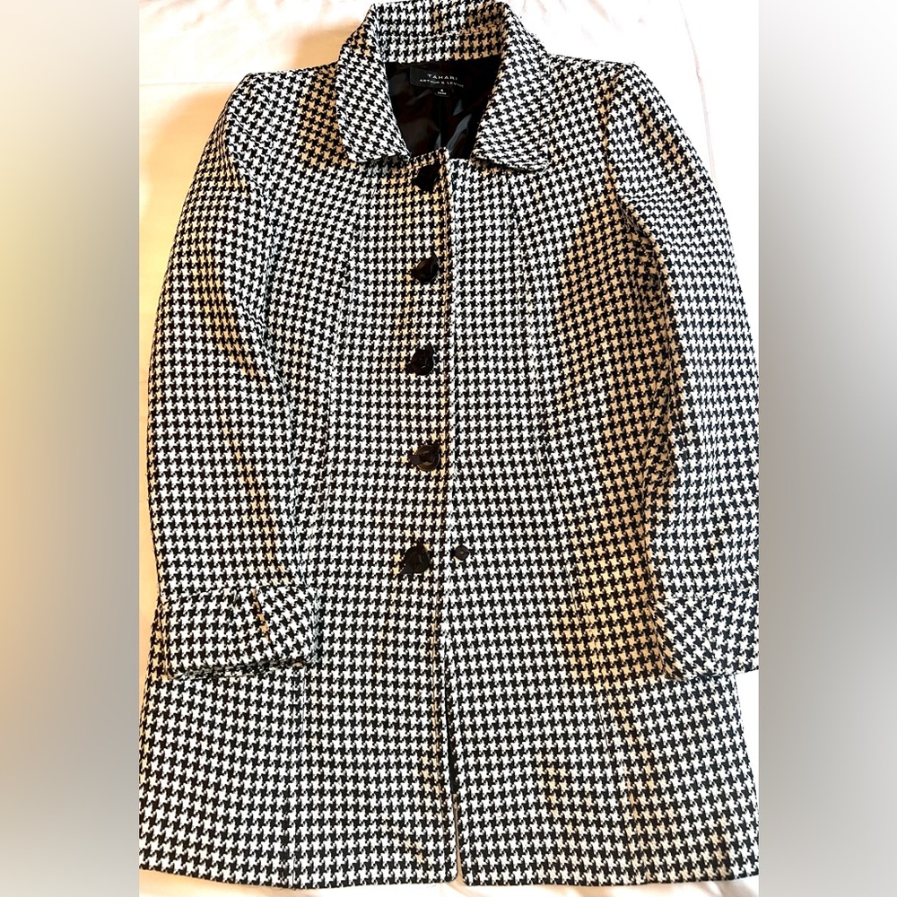 Tahari Arthur S. Levine Black & White Houndstooth Topper Coat Size‎ 8

SKU 0011
